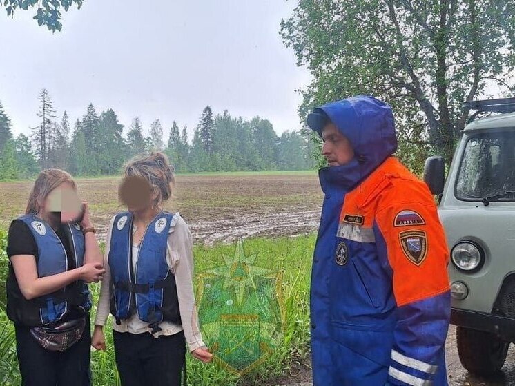 Спасатели помогли женщинам после переворота каяка в Гатчинском районе