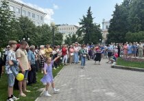 12 июня стало особенным днём для всей России. Именно в этот день в 1990 году была принята Декларация о государственном суверенитете РСФСР, положившая начало новому этапу в истории страны. С 1994 года дата получила официальный статус государственного праздника, а с 2002-го стала называться Днём России. Это был не просто день в календаре — он символизировал независимость, сплочённость и национальное единство. 