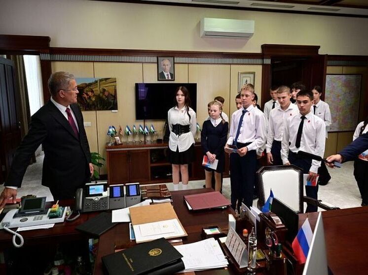 Школьники получили паспорта из рук Радия Хабирова