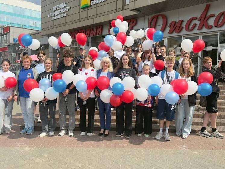 Жителям Серпухова вручали праздничную символику в честь государственного праздника