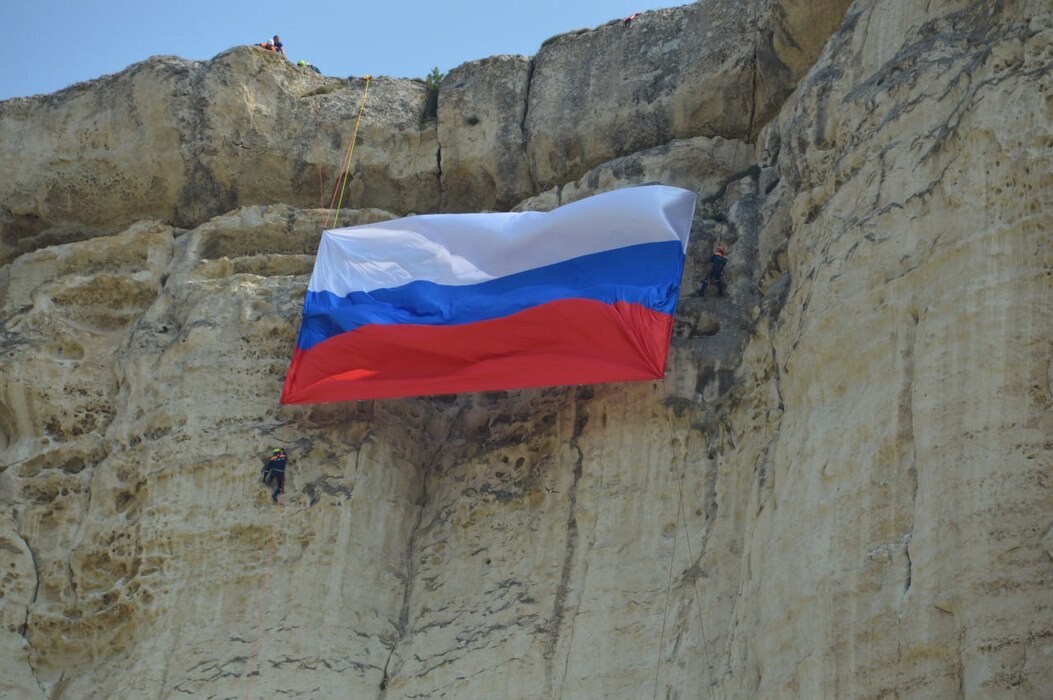 На Белой скале в Крыму развернули 15-метровый флаг России: фоторепортаж