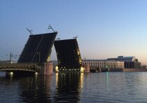 Мертвую 20-летнюю женщину с множественными телесными повреждениями достали из Невы вблизи Дворцового моста. Об этом пишет издание 78.ru.
