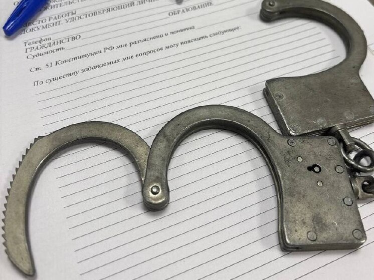 В Петербурге полицейский получал взятки от иностранца за служебную информацию