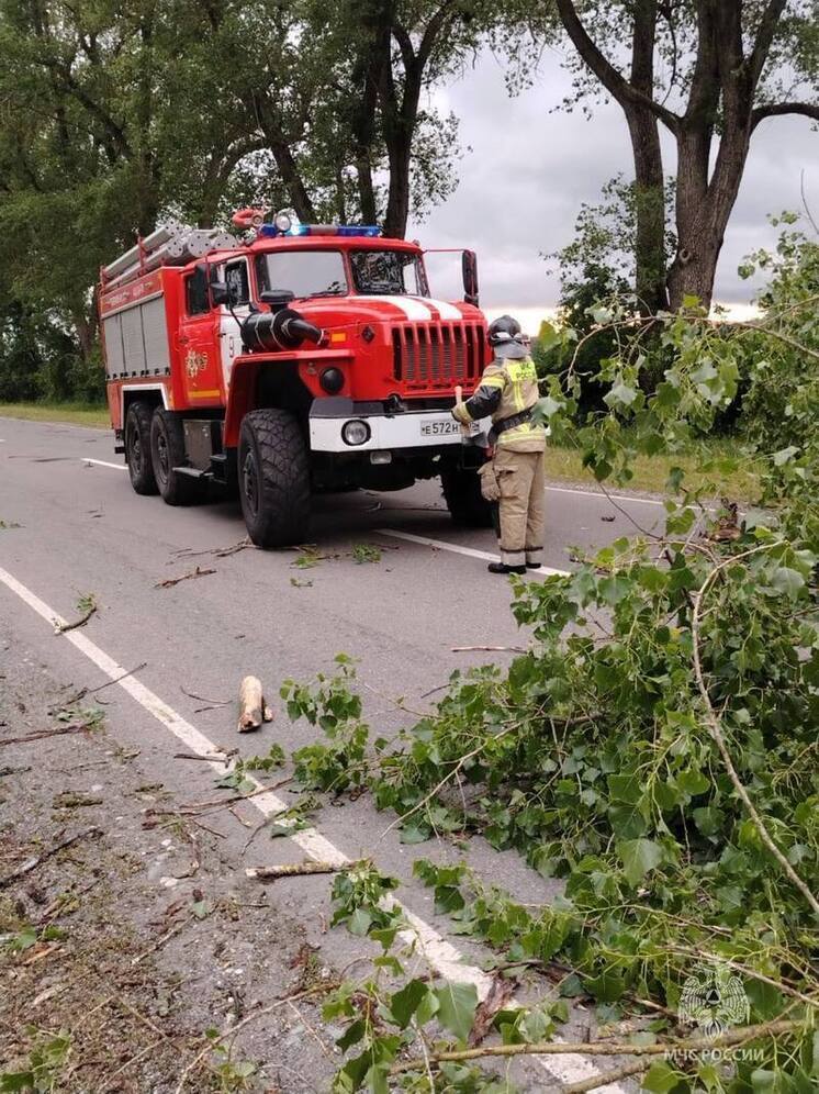 Экстренные службы ликвидируют последствия разгула стихии в республиках Северного Кавказа