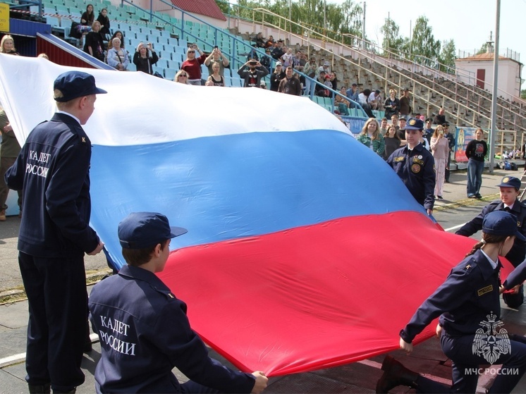 Кадеты МЧС России в Архангельске развернули увеличенную копию флага