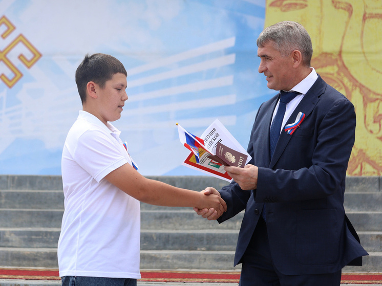 Олег Николаев вручил паспорта юным гражданам России - МК Чебоксары