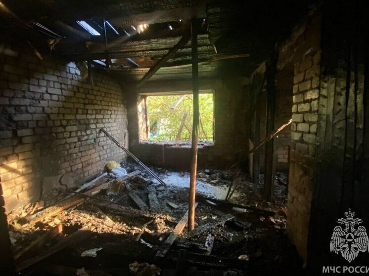 В Родниках продолжают огнем уничтожать нежилые дома