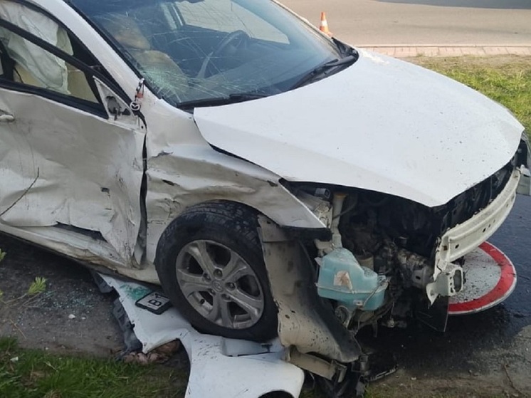 В Новом Уренгое водитель иномарки пострадал, врезавшись в другое авто и велосипедиста