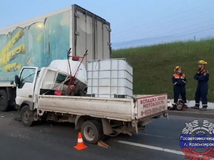 В Красноярске водитель иномарки погиб, врезавшись в стоящую фуру