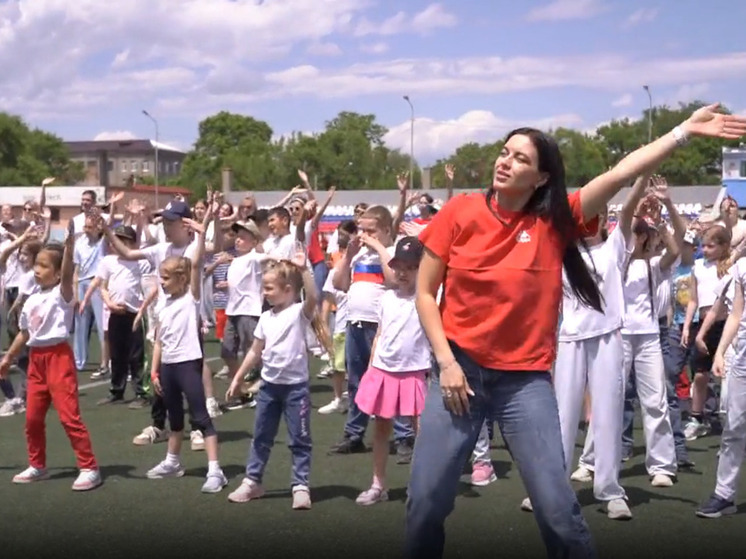 В Уссурийске провели флешмоб в честь Дня России