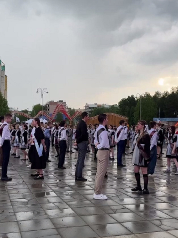 200 ребят станцевали «Школьный вальс» в Ноябрьске на День России