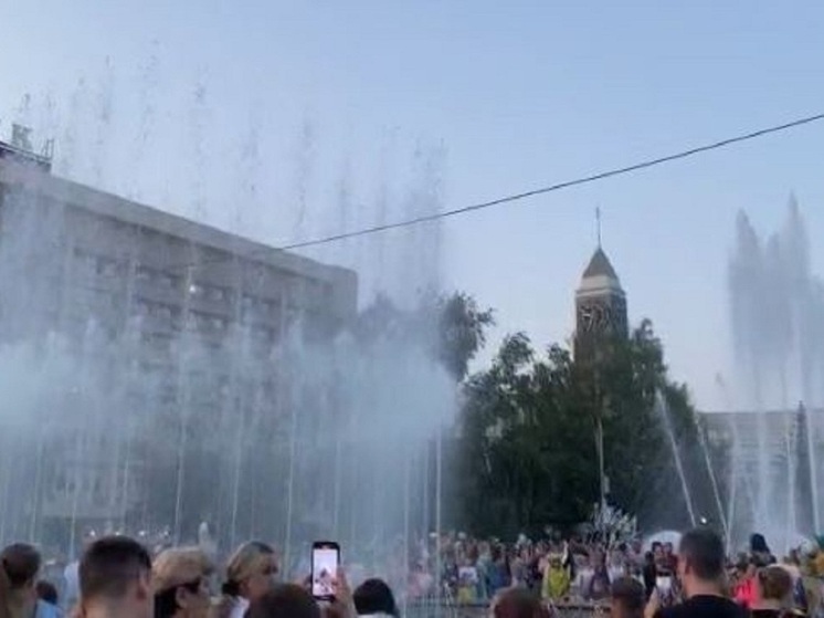  Светомузыкальное шоу устроили фонтаны в Красноярске в честь Дня России