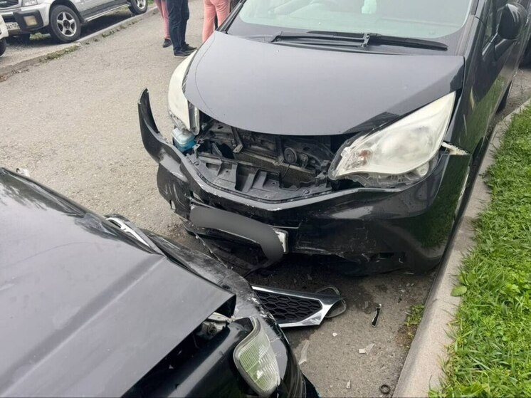 Во Владивостоке из-за сломанной педали в ДТП столкнулись четыре иномарки