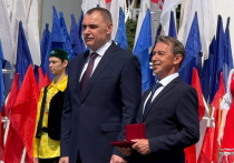 На открытии праздника в День России Глава Марий Эл Юрий Зайцев вручил заслуженные награды жителям.