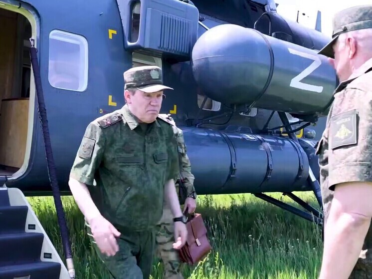 Герасимов проверил выполнение задач группировкой войск "Запад" в зоне СВО