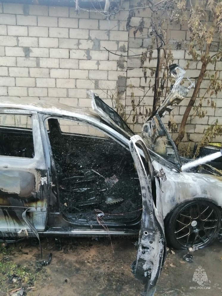 В посёлке Товарково пятеро пожарных тушили горящий автомобиль