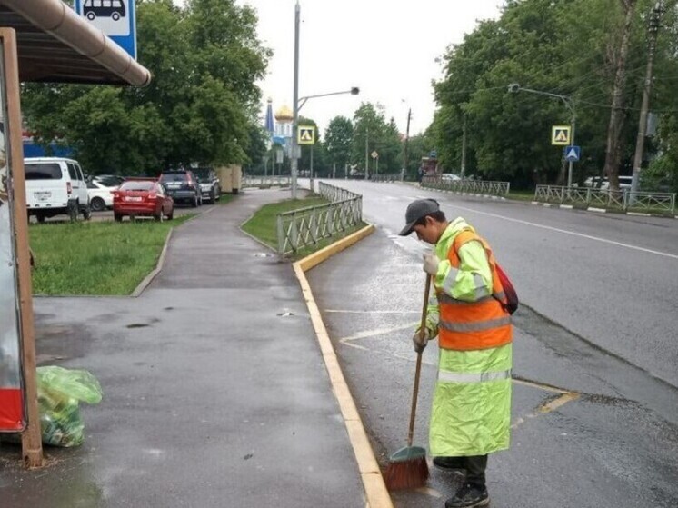 Тротуары в центре Тулы убирают средствами малой механизации