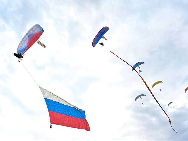 Над Серпуховом в День России взмыли в небо триколор и Георгиевская лента