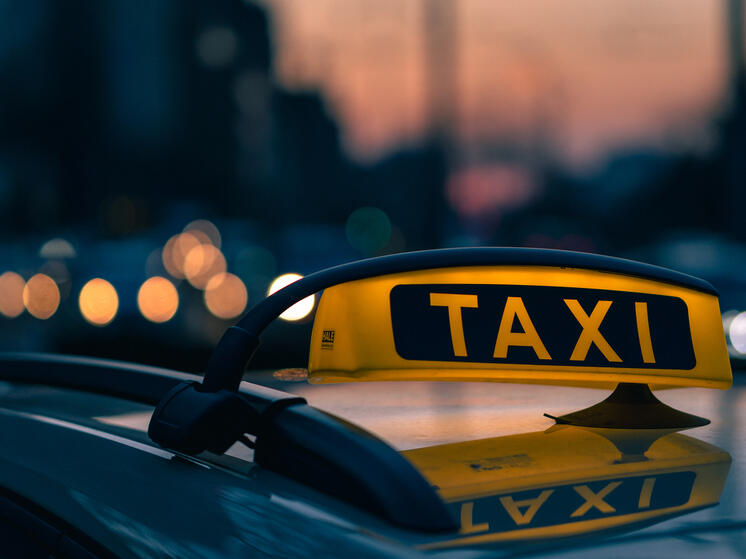 Таксист-мигрант напал на девушку в Томске