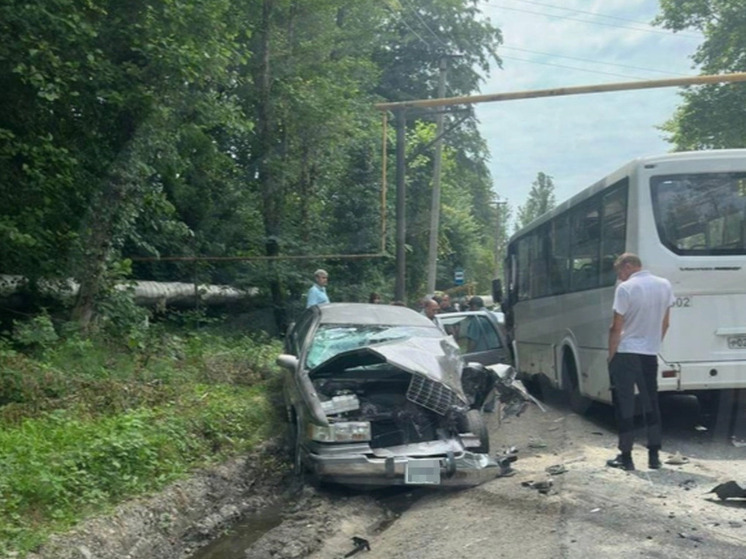 В Сочи водитель автобуса потерял сознание за рулём и столкнулся с иномаркой