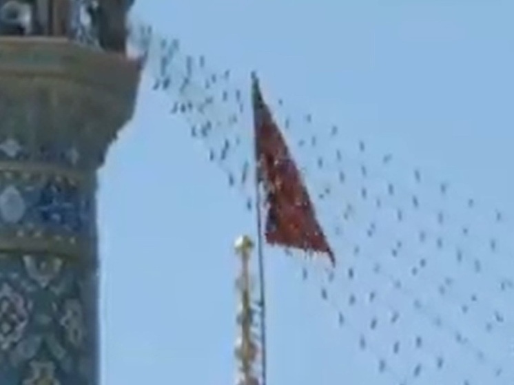 Иран поднял красный флаг мести над мечетью Джамкаран после атаки Израиля