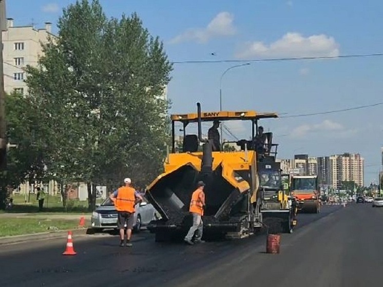 В Красноярске уложили финишный слой асфальта на двух улицах во второй праздничный выходной