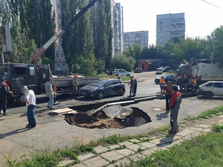 В Уфе иномарка провалилась вместе с куском асфальта