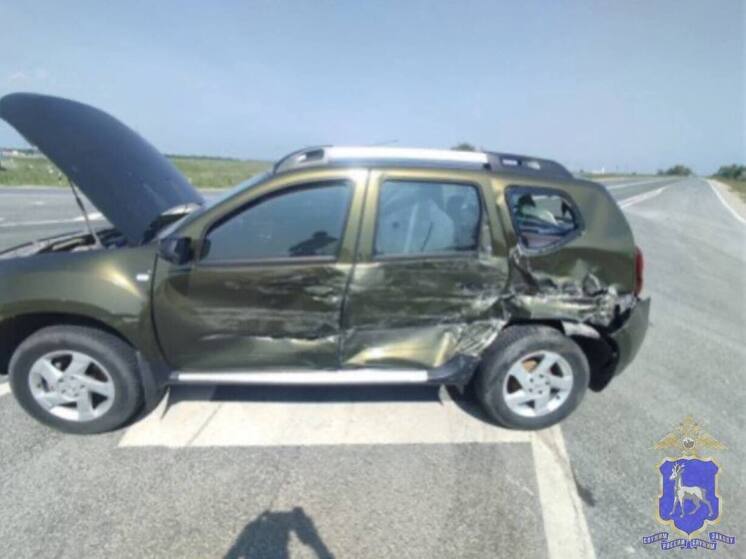 Водитель Renault врезался в УАЗ и попал в больницу в Самарской области 12 июня
