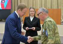 В преддверии Дня России медицинским работникам Алтайского края вручили медали Луки Крымского