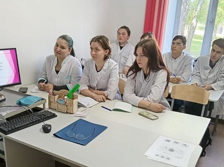 Бойцы студотрядов Алтайского края учатся на младших медсестер