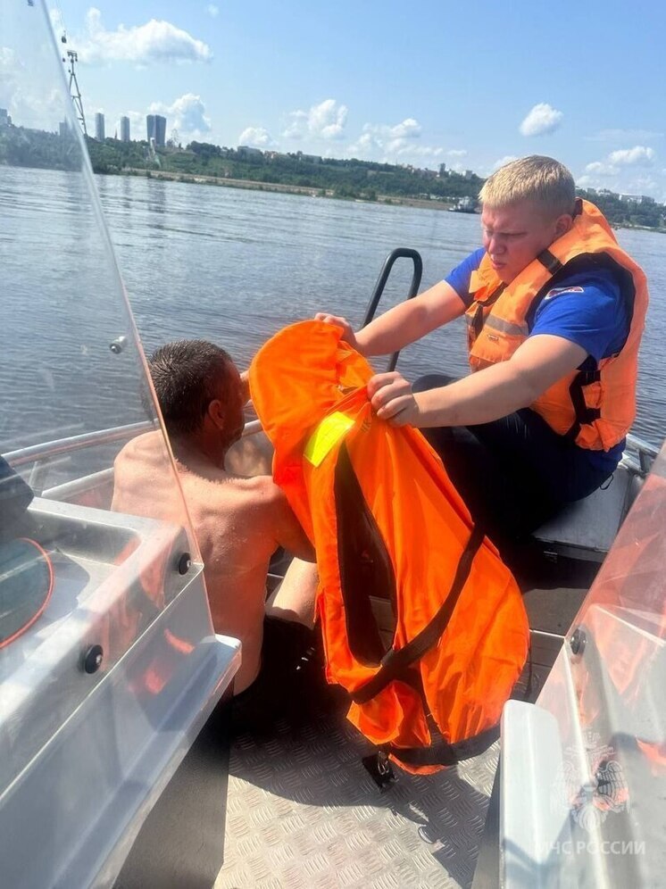 В Нижнем Новгороде спасли мужчину, уносимого течением р. Волга