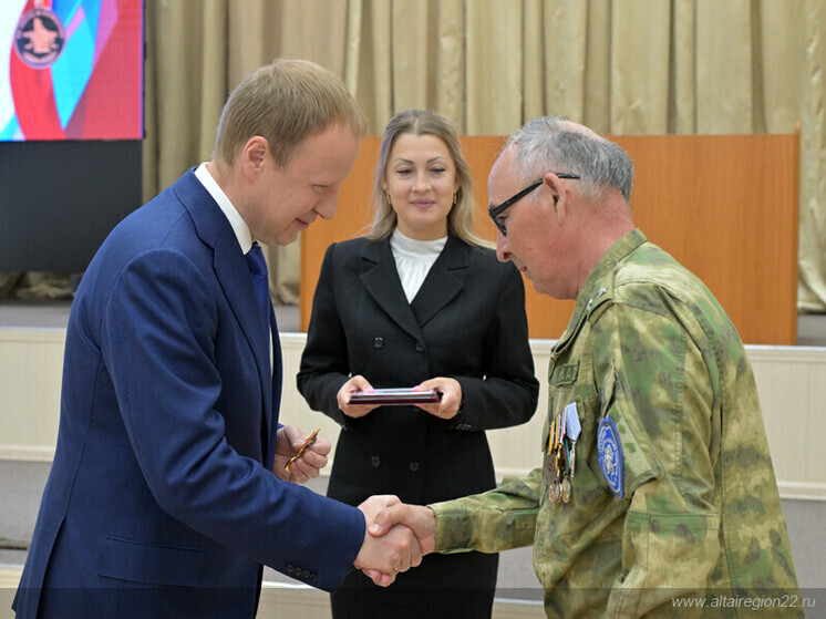 Медработники Алтайского края получили медали Луки Крымского