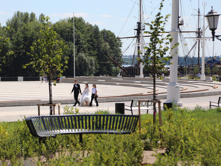Воронежцы продолжают вредить обновленной Петровской набережной