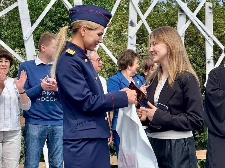 Юные петербуржцы получили первые паспорта в День России от руководителя следственного отдела
