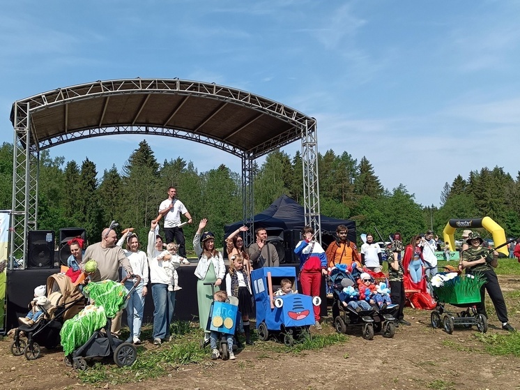 В Гатчине прошел красочный парад колясок