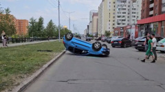 В Солнечном-2 толпа мужчин поставила на колёса перевернувшийся автомобиль