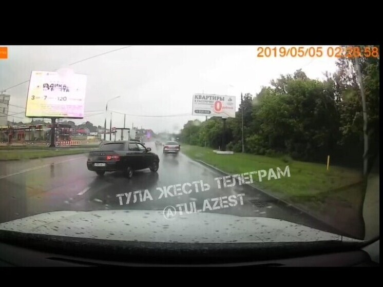 Легковушка вылетела на обочину на мокрой дороге в Туле