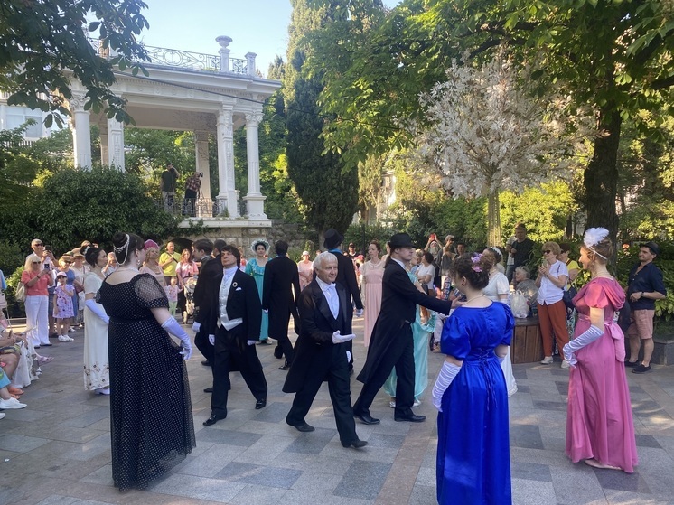 В рамках фестиваля «Великое русское слово» в Ялте прошел Пушкинский бал
