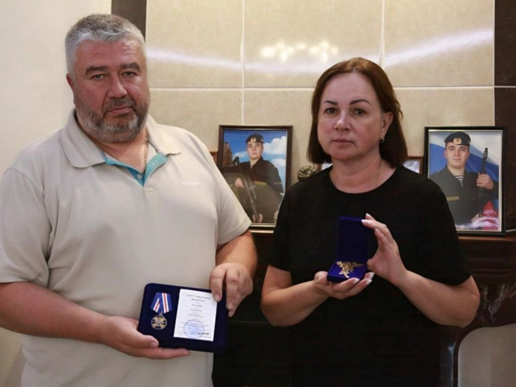 Родителям погибшего военкора Александра Федорчака передали награду СК России
