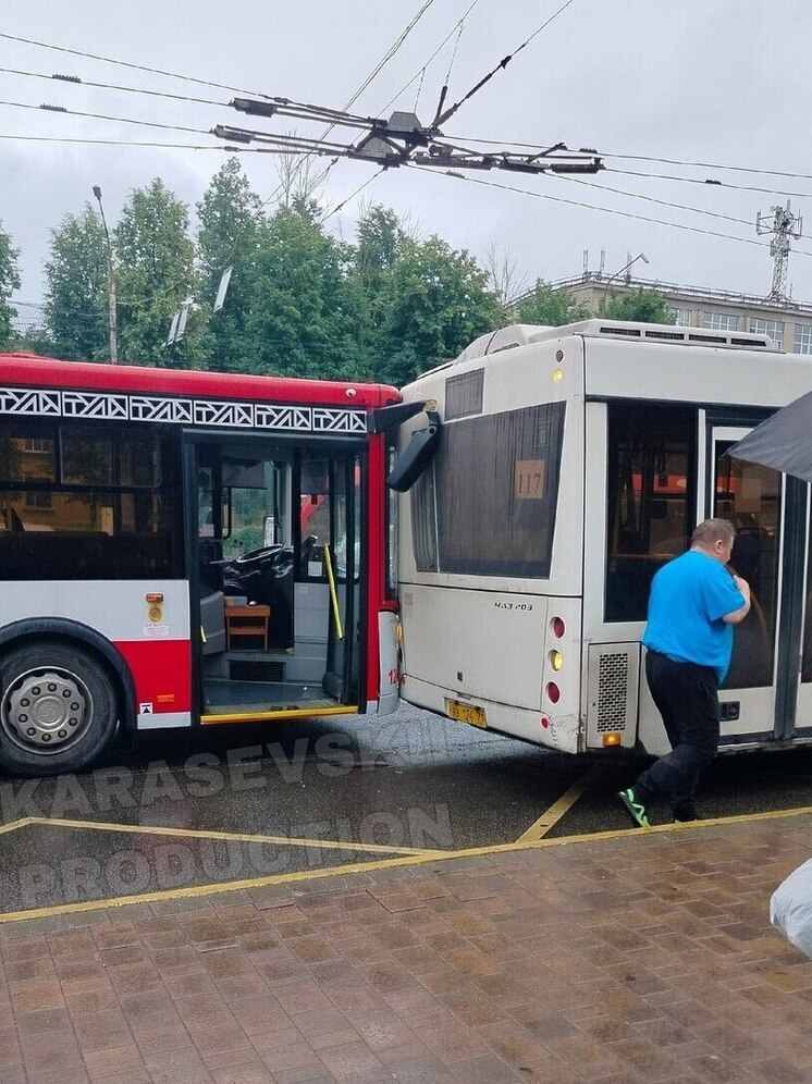Два автобуса столкнулись около автовокзала в Туле