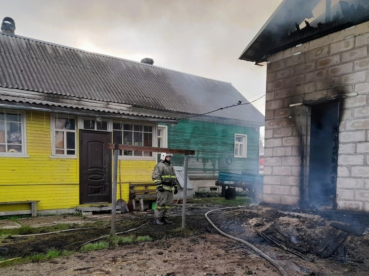 Пожарные потушили горящий гараж в Вельске