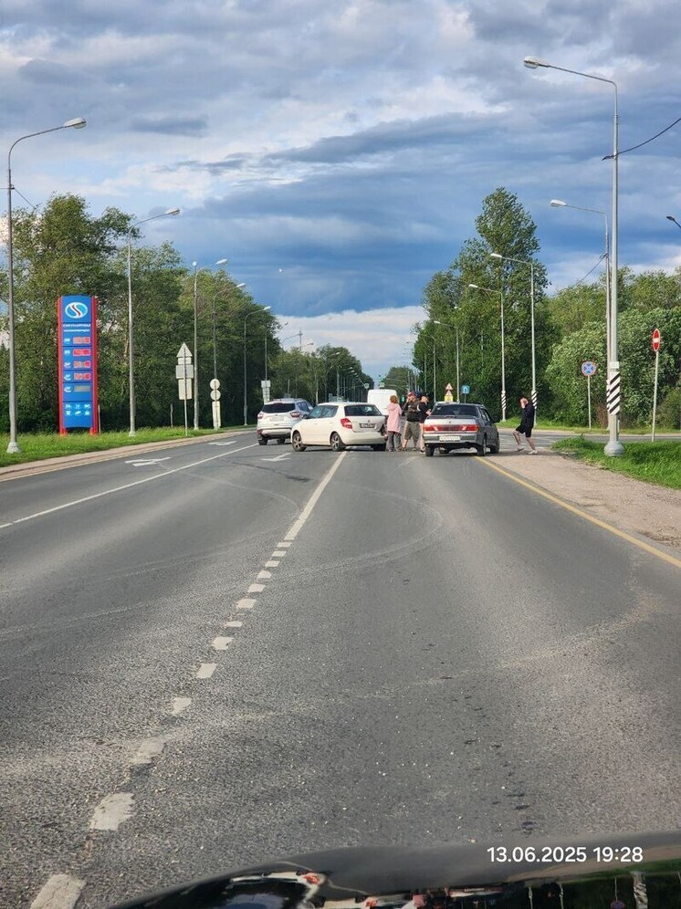 ДТП в Неелово мешает движению автомобилей