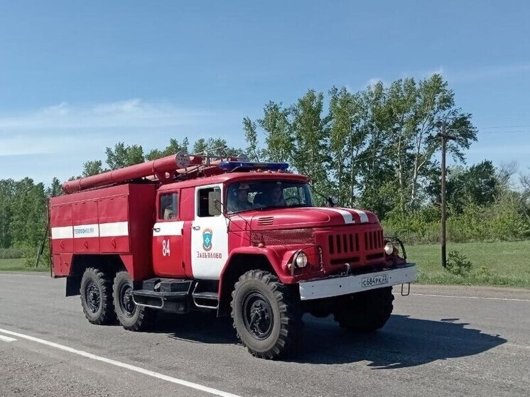 Ночной пожар уничтожил кровлю частного дома в алтайском селе