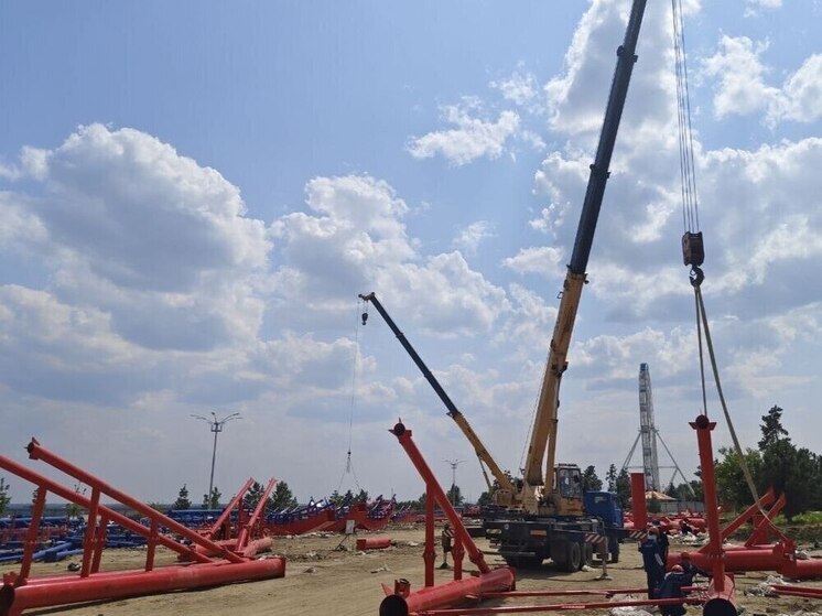 В ЦПКиО Волгограда начался монтаж «Русских горок»