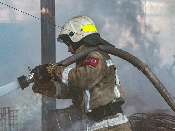 Огнеборцы спасли трех приморцев из горящего дома