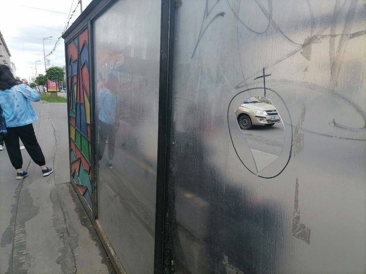В Петрозаводске вандалы повредили новую витражную остановку