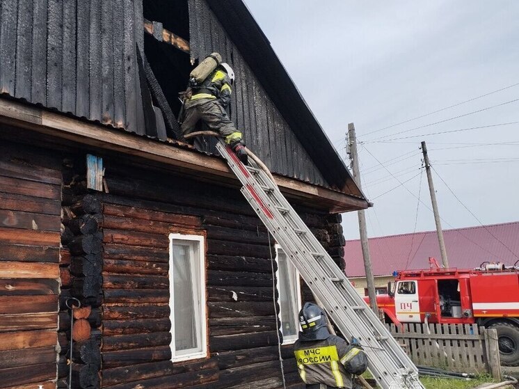 Сильный пожар разрушил крышу жилого дома в Колпашевском районе