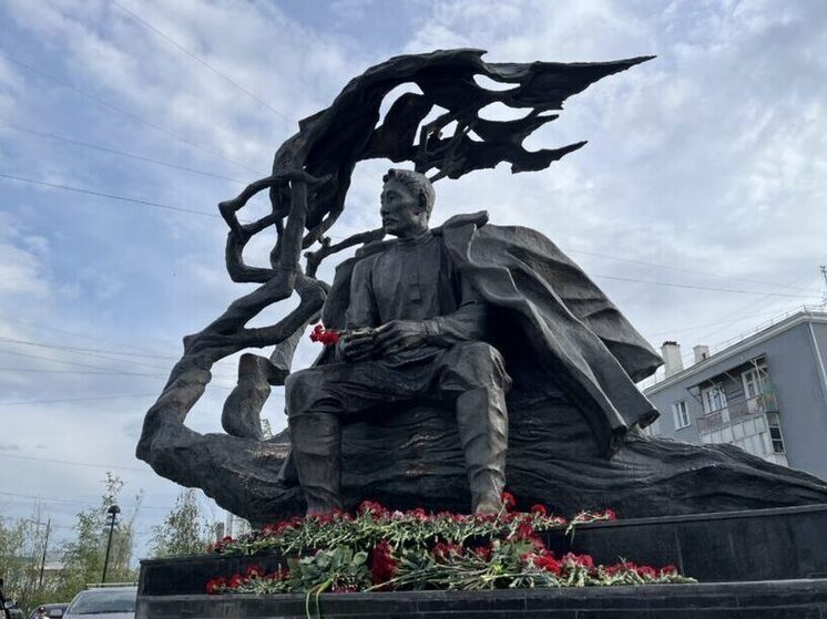 В Якутске прошла церемония возложения цветов к памятнику Алексею Кулаковскому, подчеркнувшая дружбу татарского и якутского народов