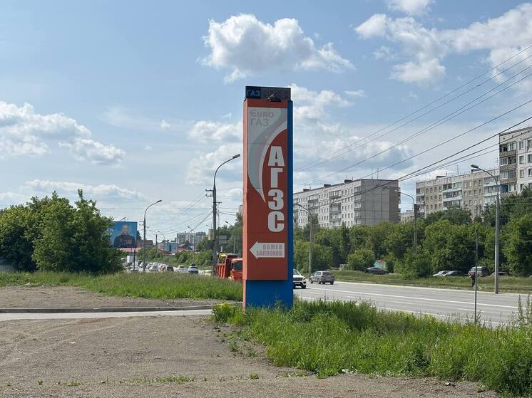 Опубликованы фото с места взрыва на заправке в Новосибирске