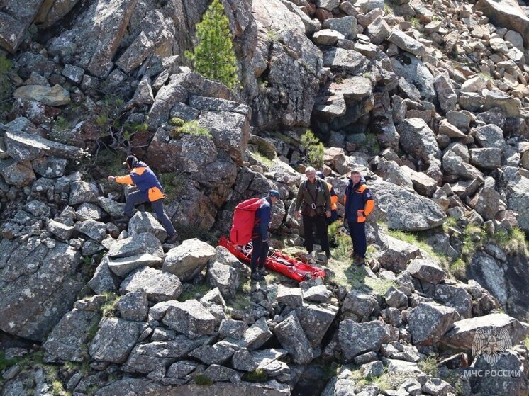 Спасатели провели ночь на скале с пострадавшим туристом и эвакуировали его в Абакан